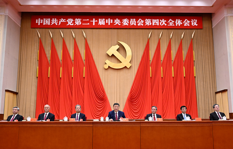 ??中國(guó)共產(chǎn)黨第二十屆中央委員會(huì)第四次全體會(huì)議，于2025年10月20日至23日在北京舉行。這是習(xí)近平、李強(qiáng)、趙樂際、王滬寧、蔡奇、丁薛祥、李希等在主席臺(tái)上。