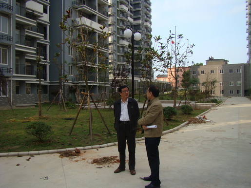 董事長(zhǎng)調(diào)研城區(qū)老舊小區(qū)管道燃?xì)馀涮坠ぷ?>                            <div   id="rvhzht3btpn"   class="con">
                                <span id="rvhzht3btpn"    class="title">董事長(zhǎng)調(diào)研城區(qū)老舊小區(qū)管道燃?xì)馀涮坠ぷ?/span>
                                <p class="des">&nbsp;

	近日，公司黨委書記、董事長(zhǎng)潘炳應(yīng)先后深入渡江路沿街樓棟、百圣花苑、同慶北苑、錦都商城、古樹(shù)新村、馬山公寓等26處前期開(kāi)發(fā)未“三同時(shí)”配套管道燃?xì)獾某菂^(qū)老舊小區(qū)（樓棟），實(shí)地考察、調(diào)研公司老舊小區(qū)氣化工作推進(jìn)情況。


	每到一處，潘炳應(yīng)都細(xì)致查看小區(qū)周邊管網(wǎng)配套條件，詳細(xì)了解氣化工作實(shí)際困難，并認(rèn)真傾聽(tīng)小區(qū)居民對(duì)公司配套管道燃?xì)獾囊庖?jiàn)和建議。對(duì)于老舊小區(qū)氣化工作，潘炳應(yīng)...</p>
                            </div>
                            <div   id="rvhzht3btpn"   class="time">
                                <span id="rvhzht3btpn"    class="day">05</span>
                                <span id="rvhzht3btpn"    class="year-month">2014-05</span>
                            </div>
                        </a>
                    </li>
                                        <li>
                        <a href="show.php?Id=218" target="_blank">
                            <img src=