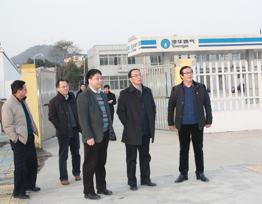 市城鄉(xiāng)建委黨委書(shū)記、主任鄭家齊一行至安慶港華調(diào)研我市燃?xì)夤ぷ?>                            <div   id="rvhzht3btpn"   class="con">
                                <span id="rvhzht3btpn"    class="title">市城鄉(xiāng)建委黨委書(shū)記、主任鄭家齊一行至安慶港華調(diào)研我市燃?xì)夤ぷ?/span>
                                <p class="des">&nbsp;

	12月12日下午，市城鄉(xiāng)建委黨委書(shū)記、主任鄭家齊，副主任張北安率委相關(guān)部門(mén)來(lái)到安慶市煤氣公司和安慶港華燃?xì)夤菊{(diào)研。安慶市煤氣公司經(jīng)理、安慶港華董事長(zhǎng)潘炳應(yīng)，安慶港華總經(jīng)理王政文陪同調(diào)研，公司全體班子成員參加調(diào)研會(huì)。 &nbsp;&nbsp;&nbsp;&nbsp;&nbsp;&nbsp;&nbsp;


	鄭家齊主任一行先后來(lái)到我市天然氣月山門(mén)站、北部新城高中壓站及L...</p>
                            </div>
                            <div   id="rvhzht3btpn"   class="time">
                                <span id="rvhzht3btpn"    class="day">15</span>
                                <span id="rvhzht3btpn"    class="year-month">2014-12</span>
                            </div>
                        </a>
                    </li>
                                    </ul>
                <div   id="rvhzht3btpn"   class="pagination">
                <a href=?pid=2&page=1 title=第1頁(yè)>1</a><a>...</a><a href=?pid=2&page=115 title=第115頁(yè)>115</a><a title=第116頁(yè) class=