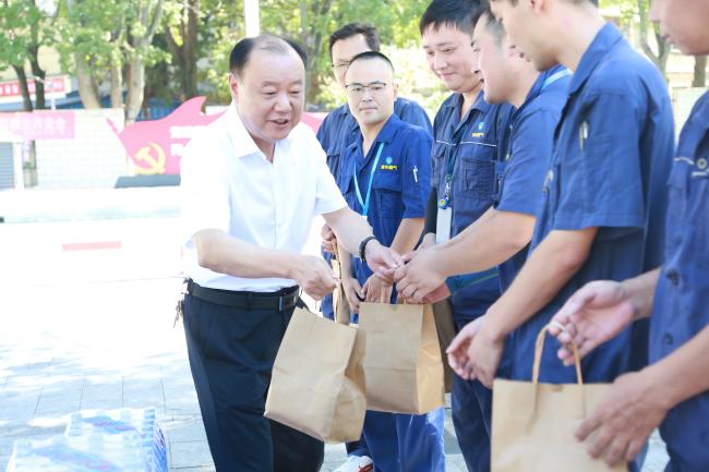 安慶市總工會(huì)至安慶港華開(kāi)展“送清涼”慰問(wèn)活動(dòng)